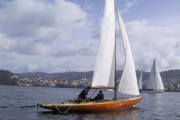 Dragon de madera navegando en la Ria de Vigo