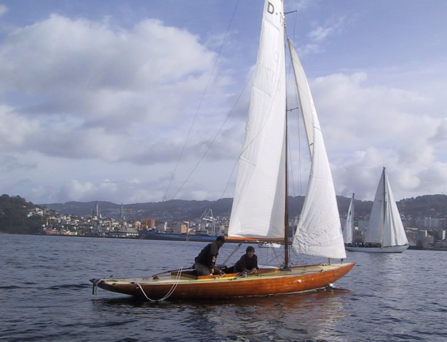 Dragon de madera navegando en la Ria de Vigo
