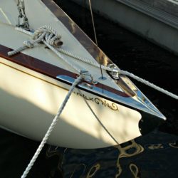 Proa del 6mR ACACIA tras su restauración en Astilleros Lagos