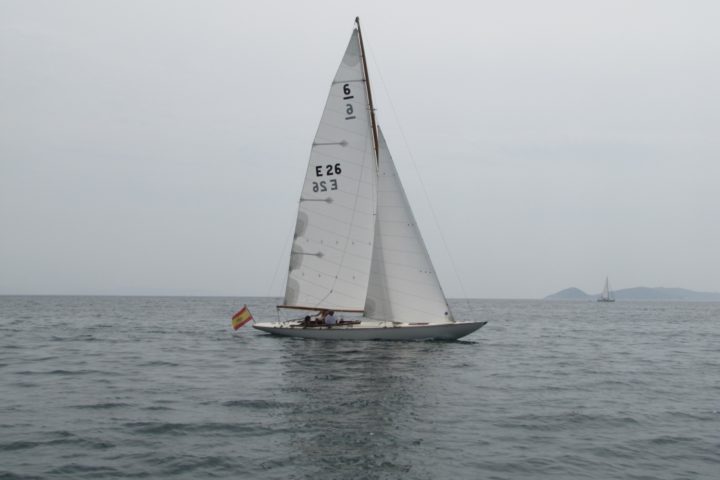 El 6mR ACACIA en la regata de Clásicos de San Vicente
