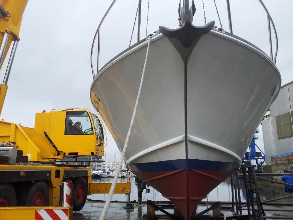 Launching of Storebro NUGALLAN with a crane at Astilleros Lagos