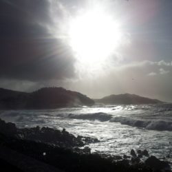 Olas rompiendo en Bayona en invierno