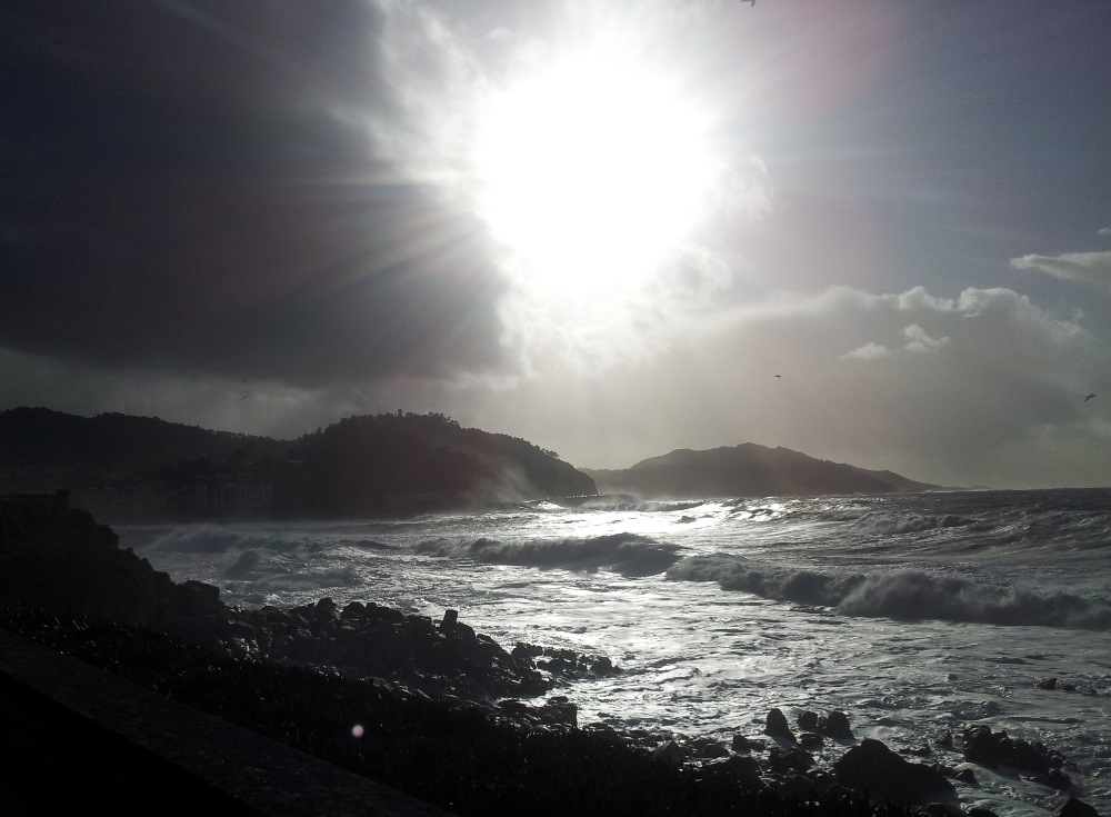 Olas rompiendo en Bayona en invierno