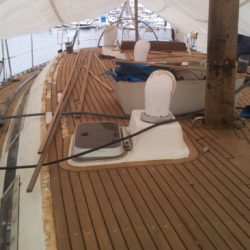 Renovación de la cubierta de teca de un Centurion 45