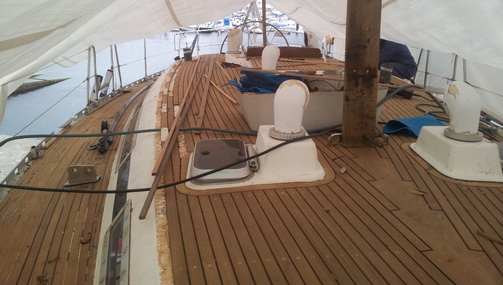 Renovación de la cubierta de teca de un Centurion 45