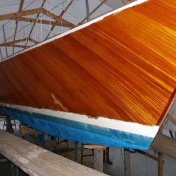 Barnizado del casco del One Tonner ALCARAVAN