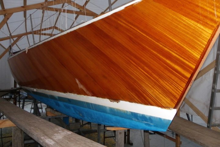 Barnizado del casco del One Tonner ALCARAVAN