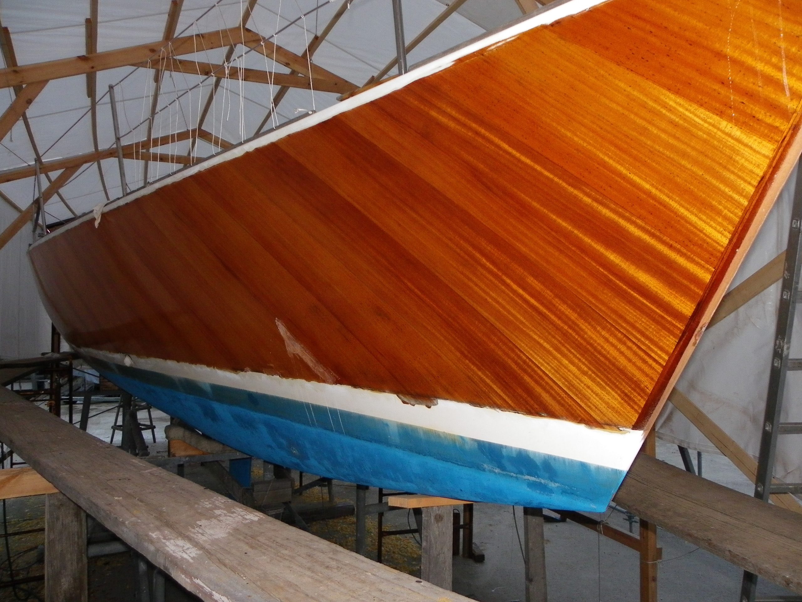 Barnizado del casco del One Tonner ALCARAVAN