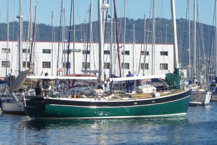 Maintenaince and polishing jobs on topsides of Freedom 44 WINDWALKER