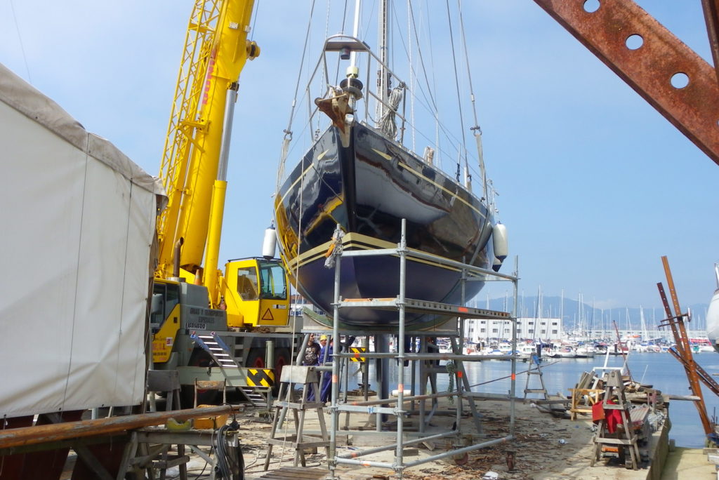 Launching Wauzquiez 45 after refit jobs on the Boatyard