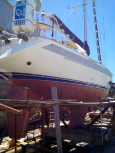 Pintado de la franja azul y pulido de Halberg-Rassy 36, DANINA