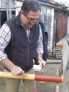 Ñaco Eraso encapillando remos con cuero en el Astillero