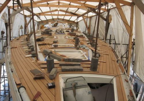 Construcción cubierta de teca en Grand Soleil 43