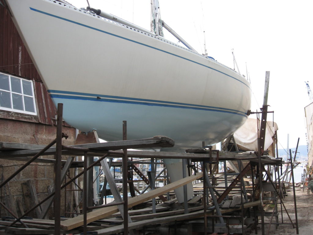 Several jobs on Sweeden 38, topsides painting with Awlgrip, osmosis treatment, etc...
