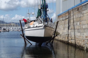 Hauling out an Island Packet 42
