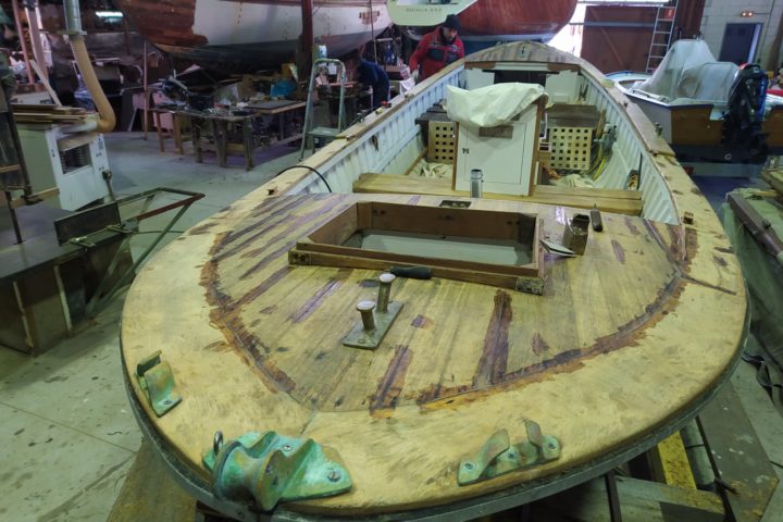 Repair and varnish jobs on typical wooden vessel of the North of Spain
