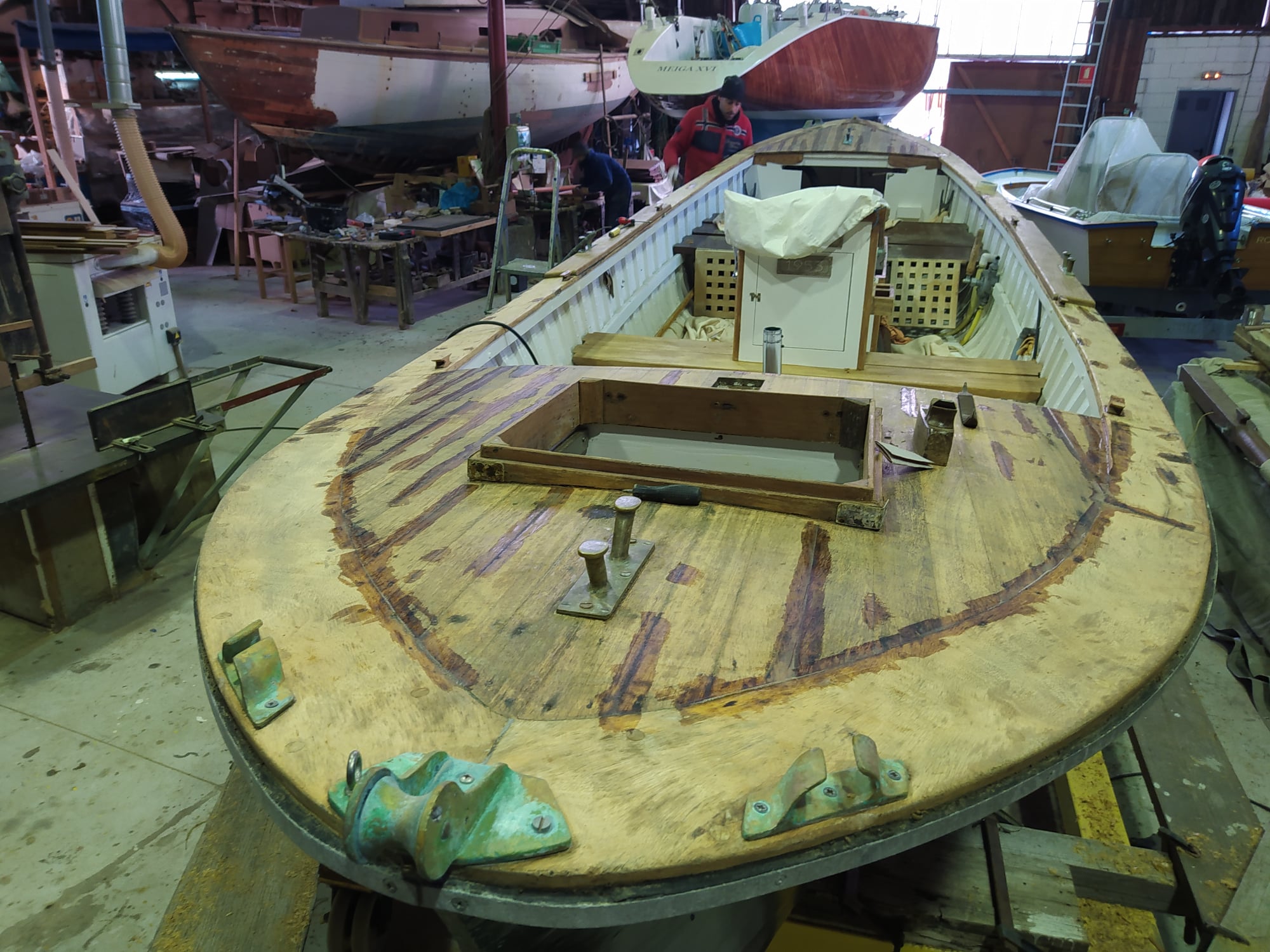 Repair and varnish jobs on typical wooden vessel of the North of Spain